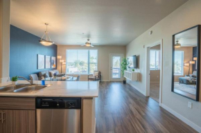 Spacious 1BD - Balcony, Pool, Gym, W-D - Sleeps 4